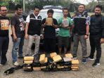 dua-pria-bawa-58-kg-ganja-diringkus-polisi.jpg