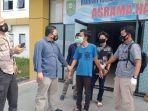 dua-pria-diduga-maling-televisi-di-tangkap-di-asrama-haji-siak.jpg