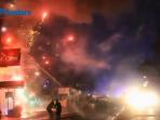 dua-ruko-ini-terbakar-pekanbaru-bagai-pesta-kembang-api-2_20150408_185856.jpg
