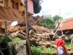 dua-rumah-di-jalan-wiratirta-samarinda-ulu-tiba-tiba-ambruk_20170513_124440.jpg