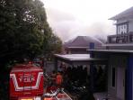 dua-rumah-mewah-di-jalan-reformasi-pontianak-tenggara-terbakar_20161017_144018.jpg