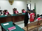 dua-terdakwa-pembunuh-dan-pemerkosa-eno-parihah-dengan-menggunakan_20170208_171902.jpg
