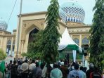 dua-terpidana-zina-dicambuk-masing-masing-100-kali-di-halaman-masji_20180704_090303.jpg