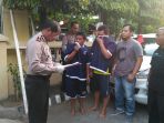 dua-tersangka-andik-purwanto-dan-harijanto-menutupi-wajah-diamankan_20171009_045204.jpg