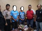 dua-tersangka-pembunuh-setelah-ditangkap-polisi_20180702_202032.jpg