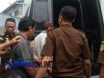 dua-tersangka-penipuan-saat-dikeler-polisi-ke-kantor-kejaksaan-negeri-situbondo_20180920_142436.jpg