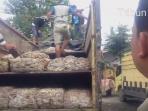dua-truk-pengangkut-11-ton-getah-ilegal-diamankan-polhut-bbtngl_20150804_165954.jpg