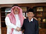 dubes-arab-saudi-untuk-indonesia-he-esam-abid-althaqafi-bersama-kakek-uhi.jpg