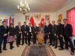 dubes-fientje-maritje-suebu-menyerahkan-surat-kepercayaan.jpg