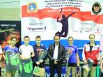 dubes-ri-moskow-dan-kepala-sim-bersama-para-peserta-lomba-bulutangkis_20171114_175747.jpg
