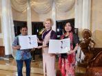 dubes-rusia-untuk-indonesia-lyudmila-vorobieva-tengah-menyerahkan-piagam.jpg