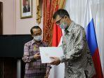 dubes-wahid-supriyadi-menyerahkan-surat-tauliah-dari-presiden-ri.jpg
