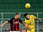 duel-antara-zlatan-ibrahimovic-kiri-dengan-bek-verona-giangiacomo-magnani-kanan.jpg