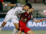 duel-bek-Bali-United-Andhika-Wijaya-melawan-penyerang-Barito-Putera-Jaime-Moreno-di-Liga-1.jpg