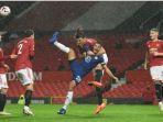 duel-harry-maguire-dengan-cezar-azpilicueta-di-pertandingan-manchester-united-vs-chelsea.jpg