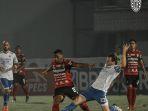 duel-para-pemain-bali-united-dan-persib-bandung.jpg