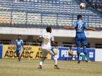 duel-pemain-di-lapangan-hijau.jpg