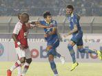 duel-pemain-persib-bandung-vs-persipura-jayapura.jpg