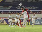 duel-pemain-persija-dan-arema-di-bri-liga-1-2021.jpg