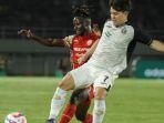 duel-pemain-persija-jakarta-ryo-matsumura-melawan-persis-solo-moussa-sidibe-di-piala-presiden-2024.jpg