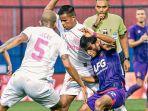duel-pemain-persik-kediri-dan-persikabo.jpg