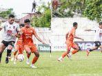 duel-pemain-persiraja-vs-malut-united.jpg