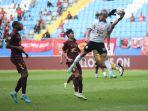 duel-pemain-pss-sleman-hokky-caraka-dengan-kiper-psm-reza-arya.jpg