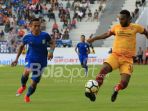 duel-pemain-sriwijaya-fc-dan-persiba-balikpapan_20180224_184537.jpg