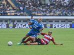 duel-perebutan-bola-antara-ciro-alves-77-dengan-cleberson-martins.jpg