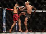 duel-sengit-ufc-269-yang-dimenangkan-charles-oliveira_20211213_111804.jpg