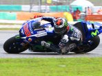 duel-valentino-rossi-dan-marc-marquez-di-motor-gp-sepang_20151027_140559.jpg