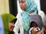 duka-keluarga-korban-tenggelamnya-km-marina_20151227_155307.jpg