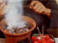 dukun-lakukan-ritual.jpg
