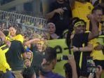 dukung-malaysia-kalahkan-myanmar-di-piala-aff-suporter-lamar-sang-kekasih-di-dalam-stadion.jpg