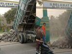 dump-truck-uruk-akses-sekolah.jpg