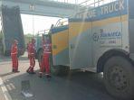 dump-truk-nyangkut-nih2.jpg