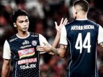 duo-bek-tengah-arema-fc-bagas-adi-nugroho-kiri-dan-arthur-cunha_20180612_042032.jpg