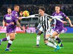 dusan-vlahovic-kanan-ditantang-oleh-bek-fiorentina-asal-brasil-igor-julio.jpg