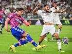 dusan-vlahovic-kiri-berebut-bola-dengan-bek-salernitana.jpg