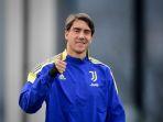 dusan-vlahovic-mengenakan-jaket-latihan-juventus-yang-berwarna-biru.jpg