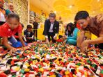 duta-besar-denmark-casper-klynge-bermain-lego_20170523_214049.jpg