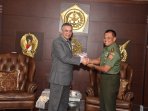 duta-besar-pakistan-kunjungi-mabes-tni_20151210_120847.jpg