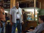 dwayne-johnson-liam-hemsworth-dan-lucky-johnson-dalam-film-empire-state-2013.jpg
