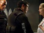 dwayne-johnson-rosamund-pike-dan-karl-urban-dalam-film-doom-2005.jpg