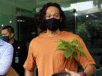 dwi-sasono-keluar-dari-rsko_20201127_174024.jpg