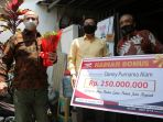 easy-shopping-berikan-hadiah-uang-rp-250-juta-ke-palanggan_20201007_135429.jpg