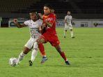 eber-bessa-berduel-dengan-novri-setiawan-di-laga-bali-united-vs-persija-jakarta.jpg