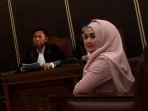 eddies-adelia-jalani-sidang-putusan_20150428_194729.jpg