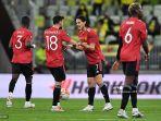 edinson-cavani-tengah-diberi-selamat-oleh-gelandang-portugal-manchester-united-bruno-fernandes.jpg