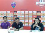 edo-febriansyah-kiri-saat-bersama-pelatih-persita.jpg